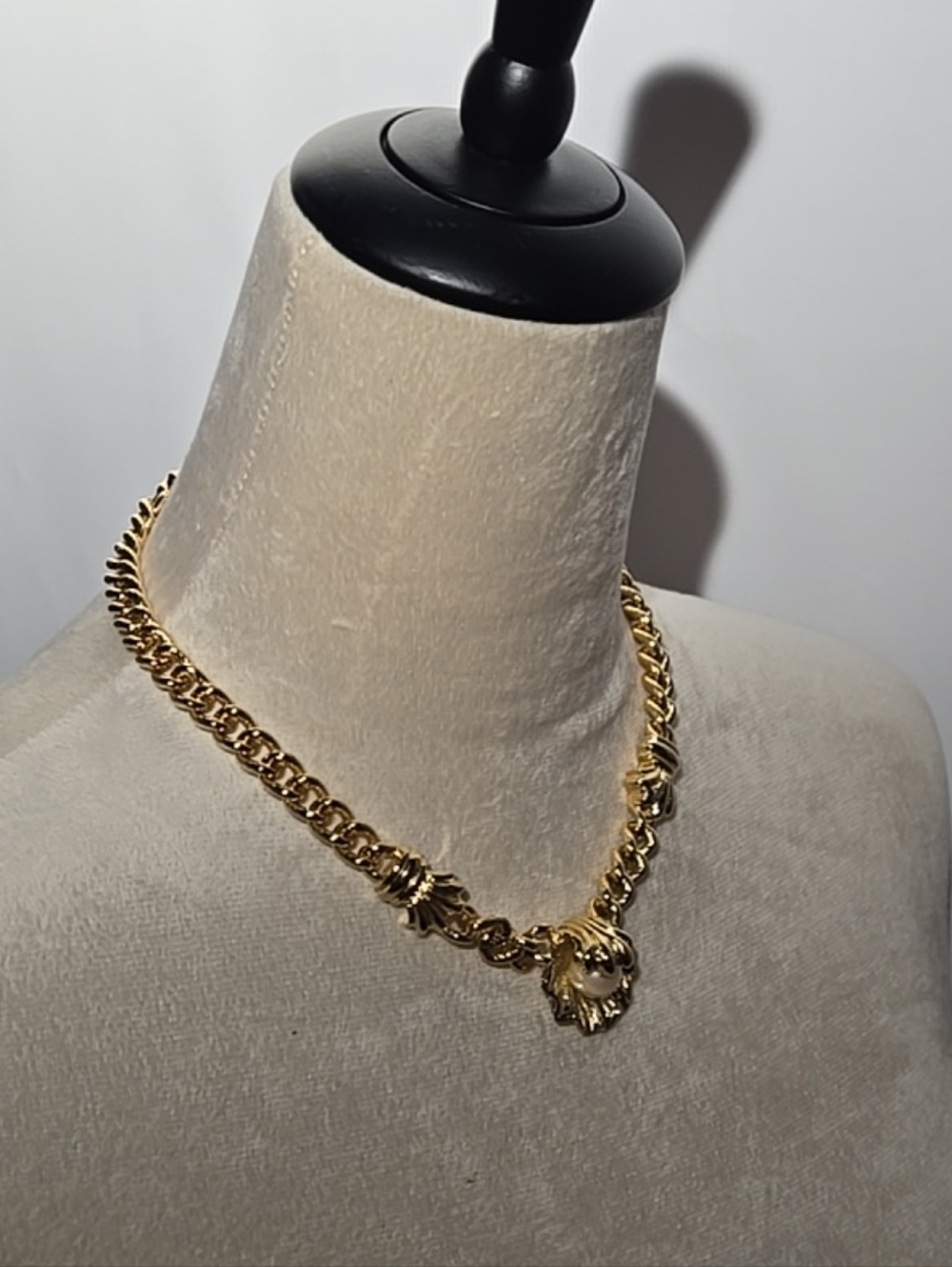IVANA Oyster Shell Pearl Gold Tone Cuban Link  Pendant Necklace - Picture 2 of 9